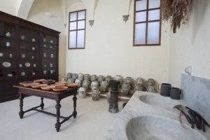 Antica cucina con orci di ceramica della Spezieria di Santa Fina a San Gimignano